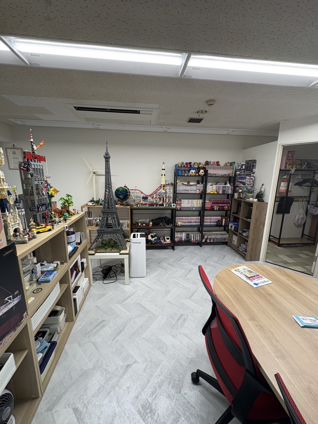 株式会社willowの打ち合わせスペース。お客様に寄り添う温かい雰囲気のオフィスです。