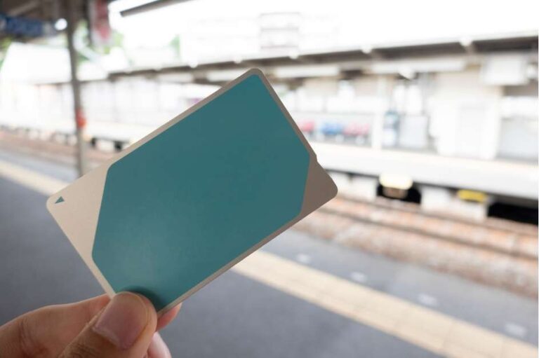 【Suica/ICOCA】1枚あれば無敵！日本の電車・バス・買い物で必須の交通系ICカード完全ガイド