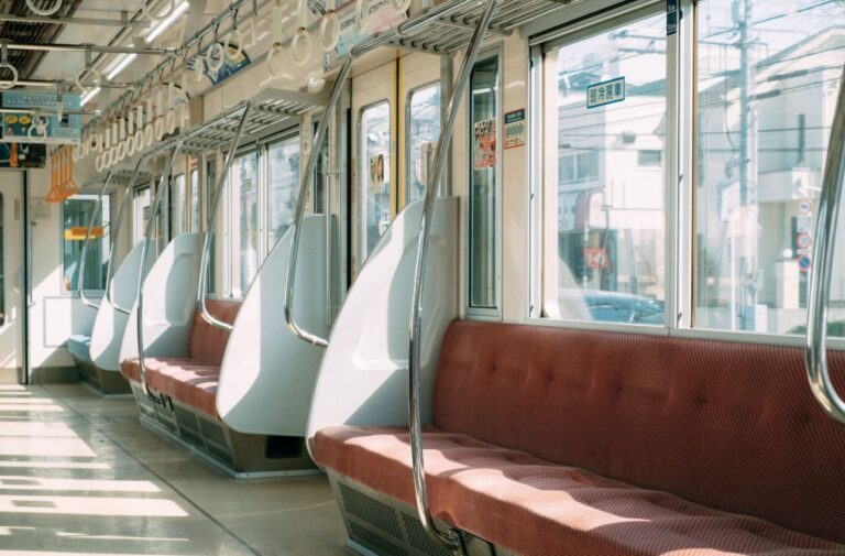 外国人向け！電車マナー解説｜通勤ラッシュ時間・女性専用車両も紹介【大阪編】